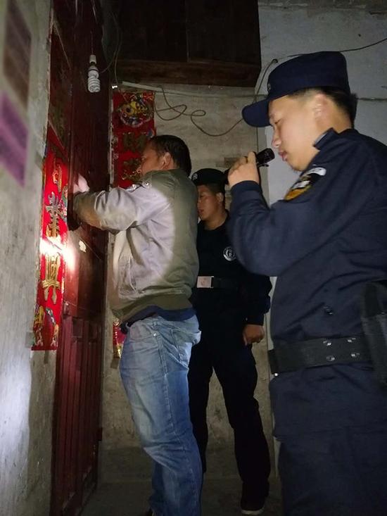 六盘水粗心妈妈误将幼女锁家中 